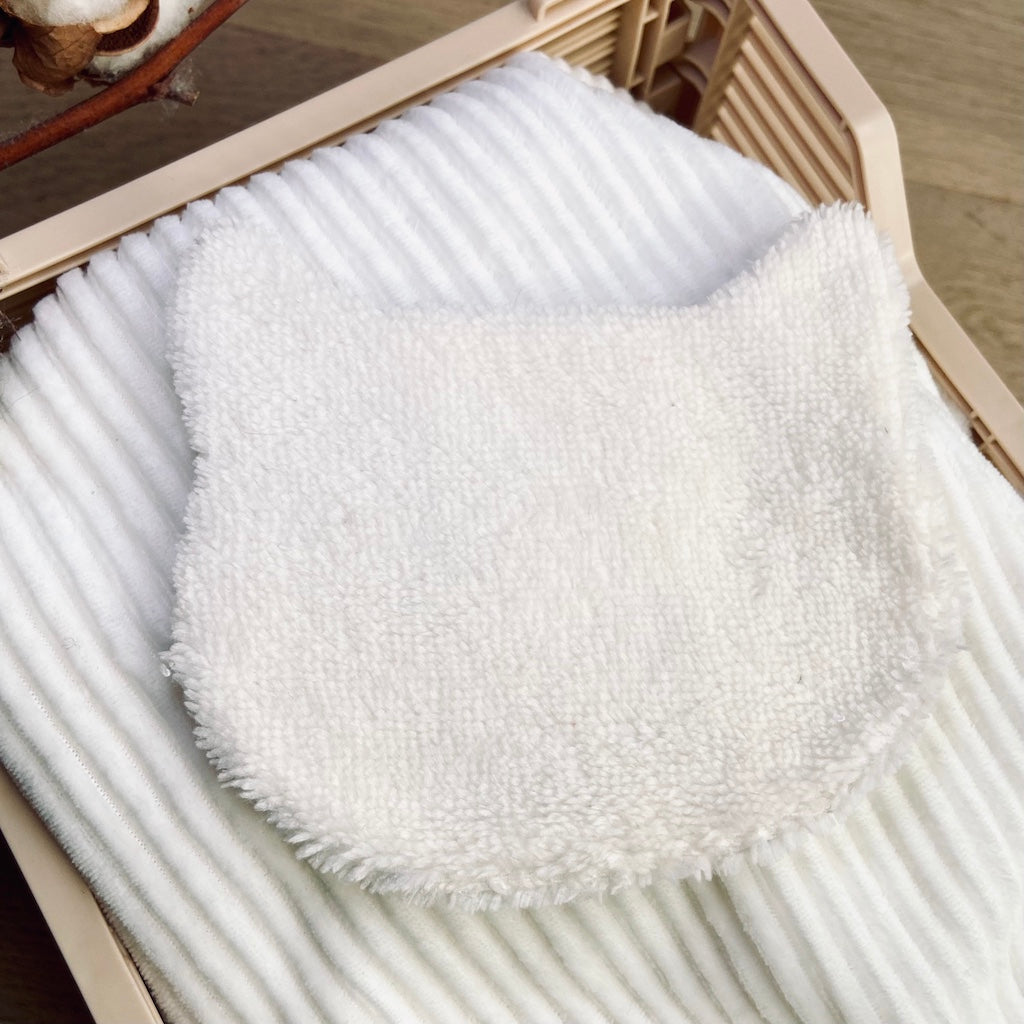 Le Chaton démaquillant dans les champs