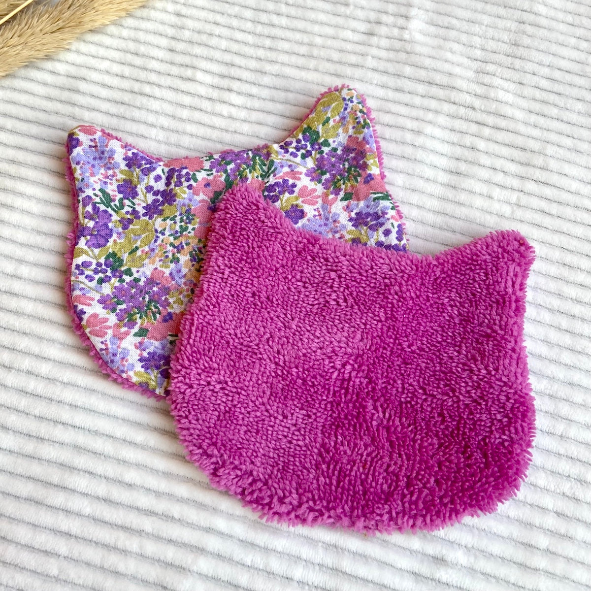 Le Chaton démaquillant dans les pétunias