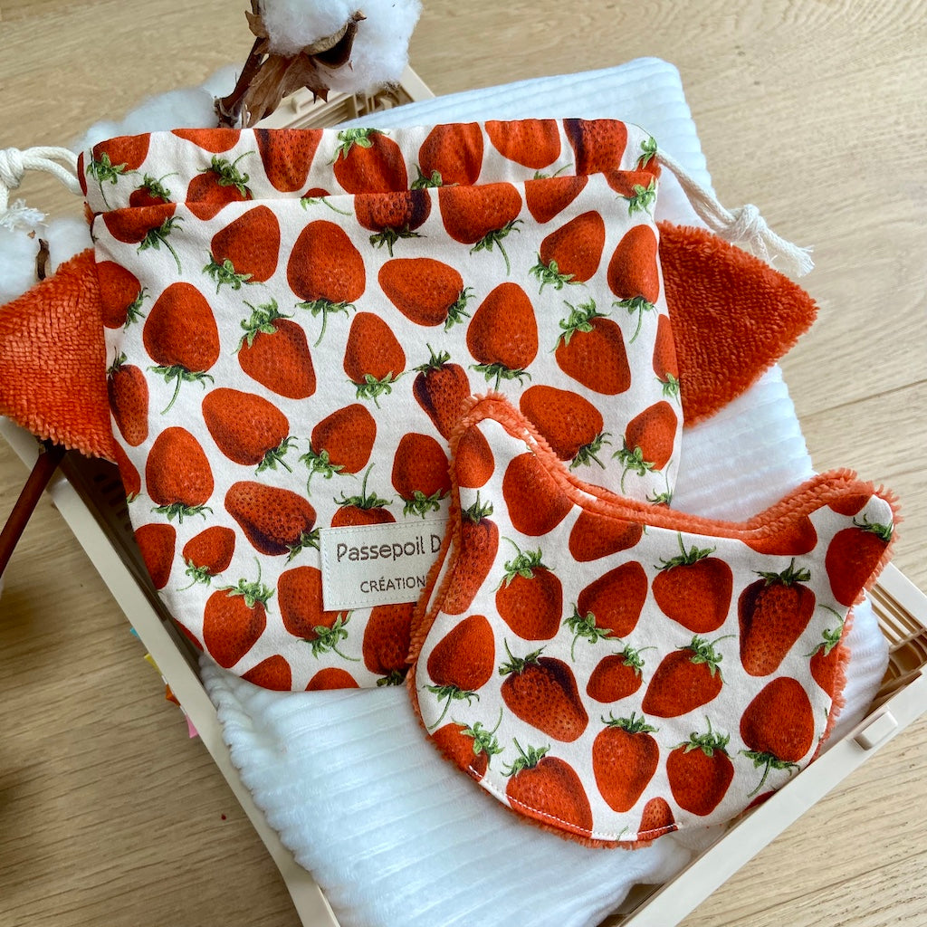 Le Chaton démaquillant qui mange des fraises