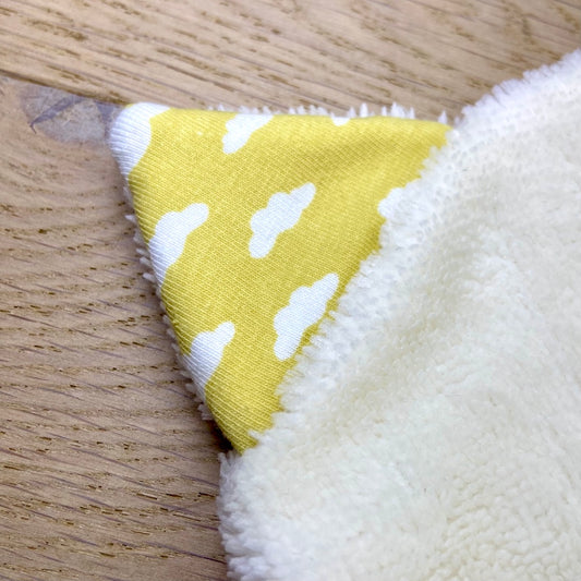 Le gant de toilette marionnette dans les nuages