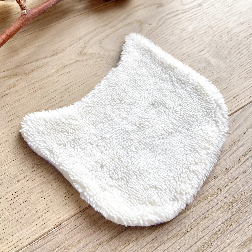 Le Chaton démaquillant qui prend le soleil