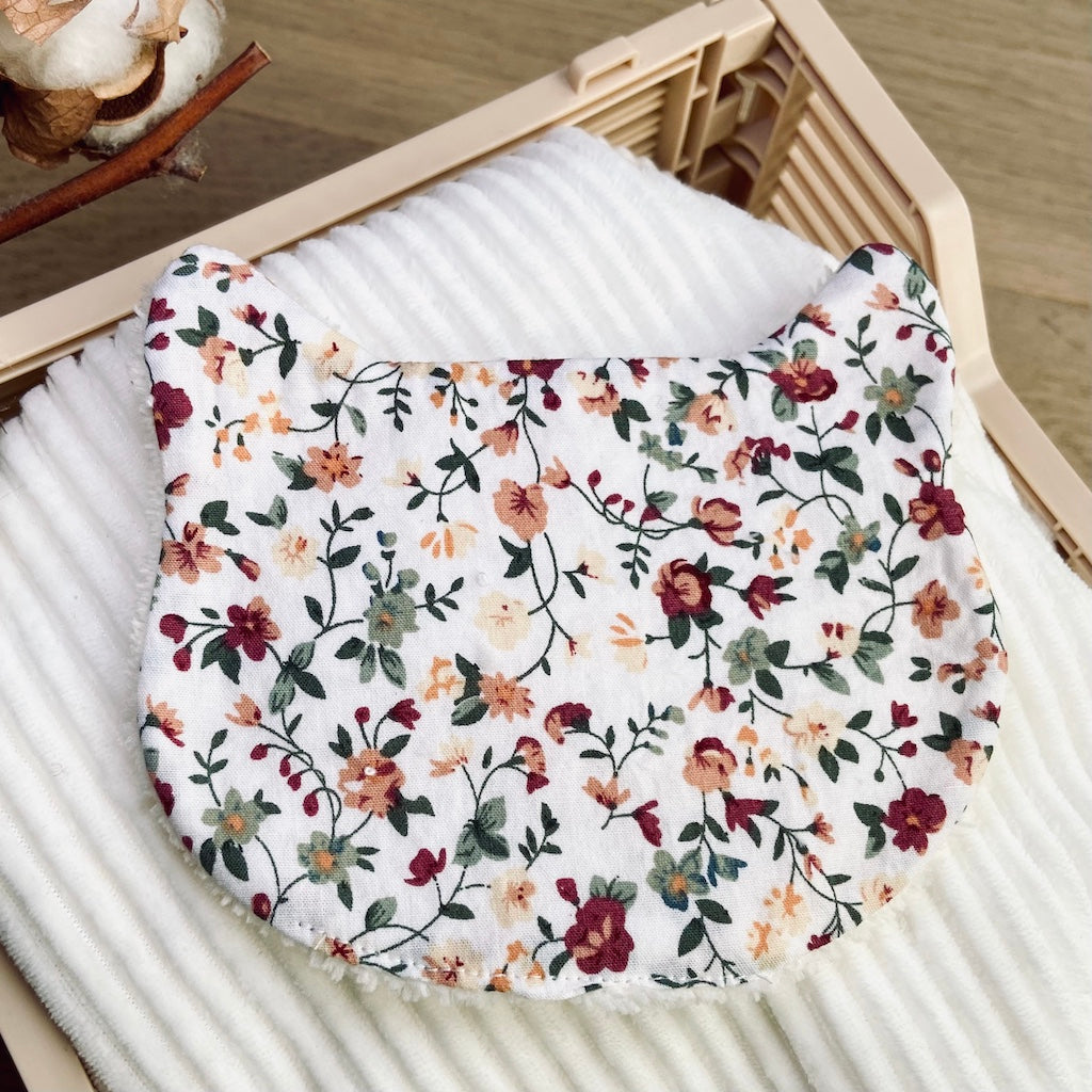 Le Chaton démaquillant dans les champs