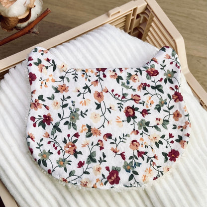 Le Chaton démaquillant dans les champs