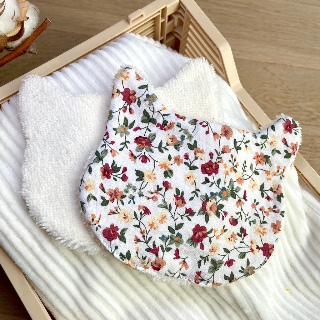 Le Chaton démaquillant dans les champs