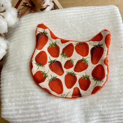 Le Chaton démaquillant qui mange des fraises