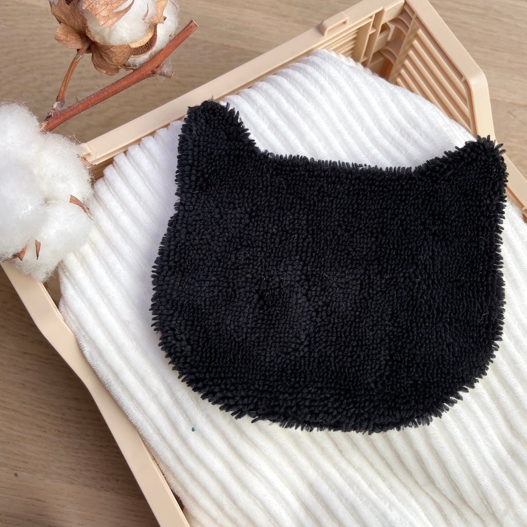 Le Chaton démaquillant un peu gothique