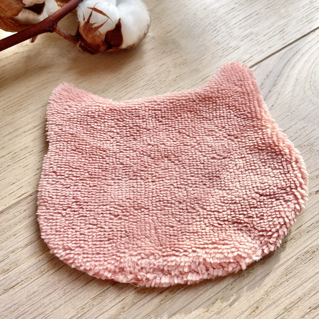 Le Chaton démaquillant dans les champs