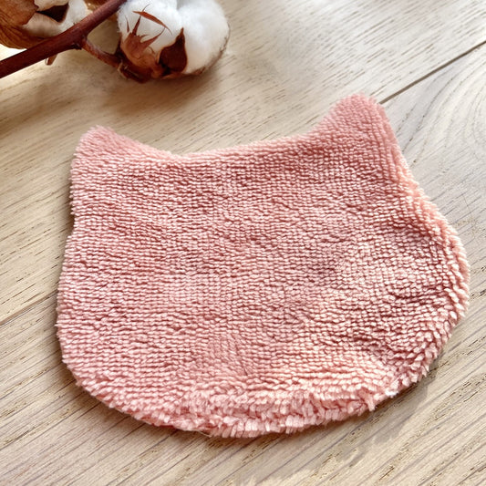 Le Chaton démaquillant dans les champs