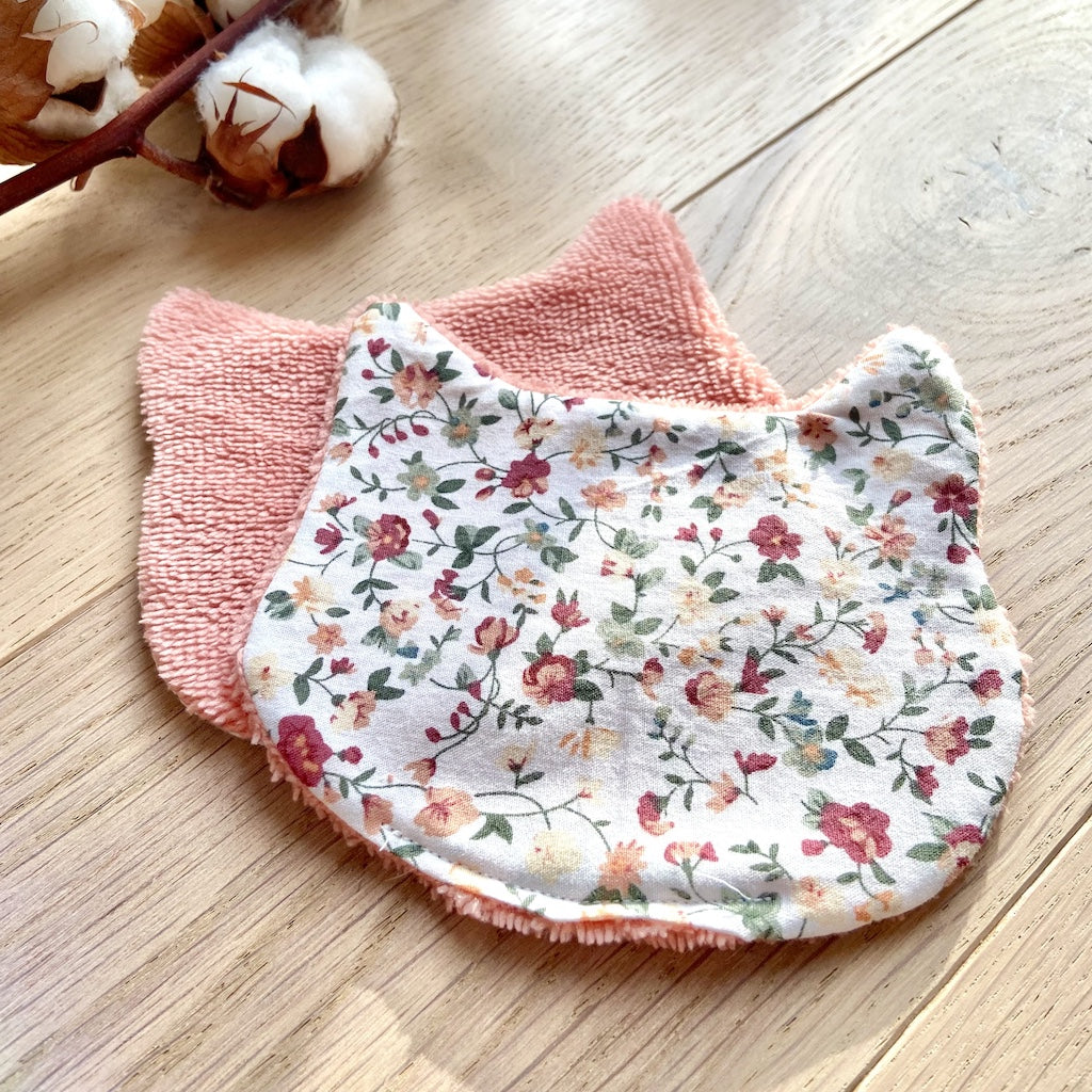 Le Chaton démaquillant dans les champs