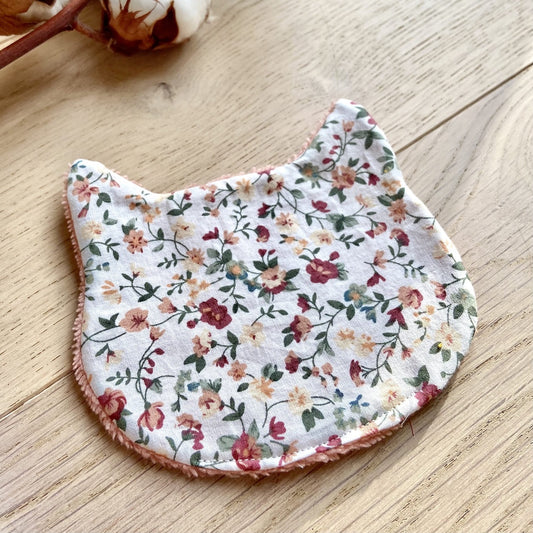 Le Chaton démaquillant dans les champs