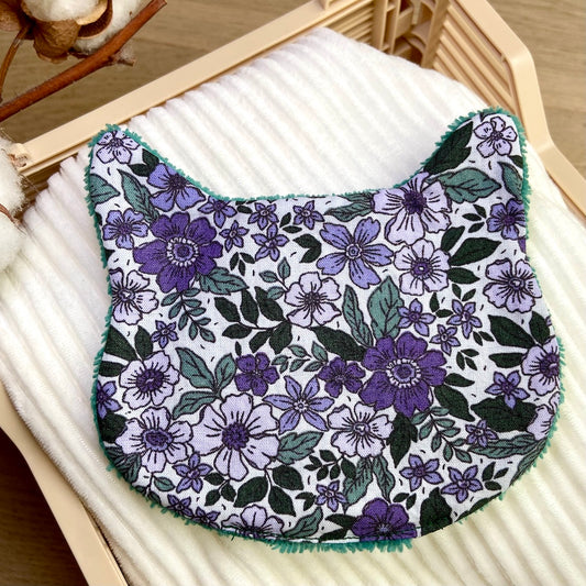 Le Chaton démaquillant dans la verdure