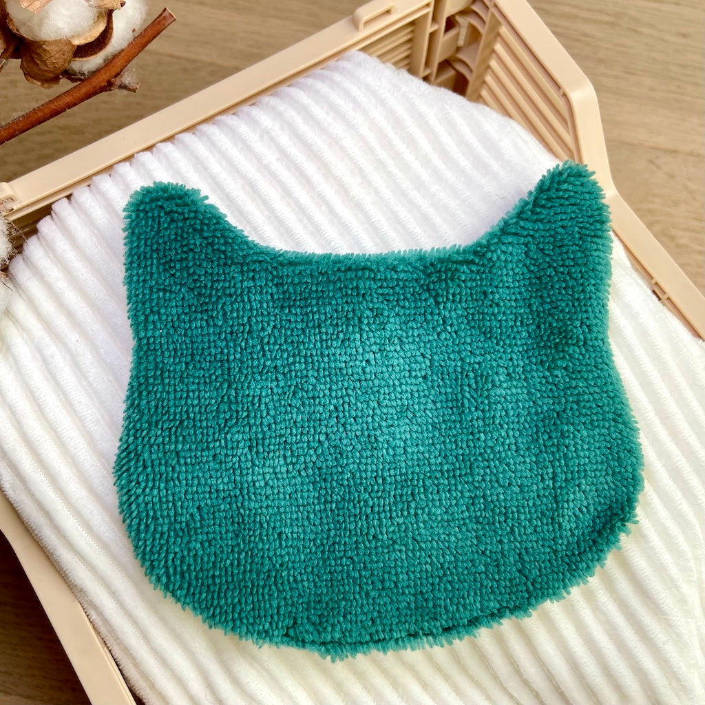 Le Chaton démaquillant dans la verdure