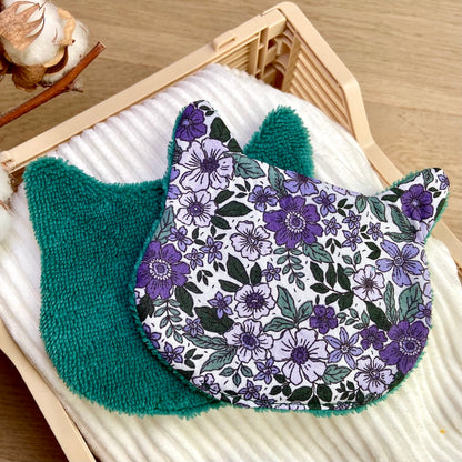 Le Chaton démaquillant dans la verdure