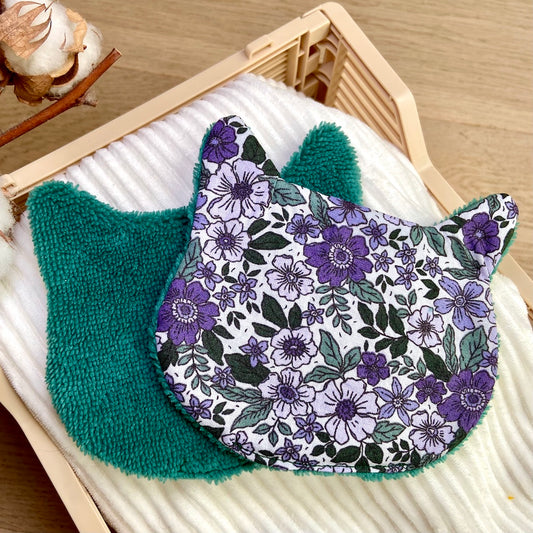 Le Chaton démaquillant dans la verdure