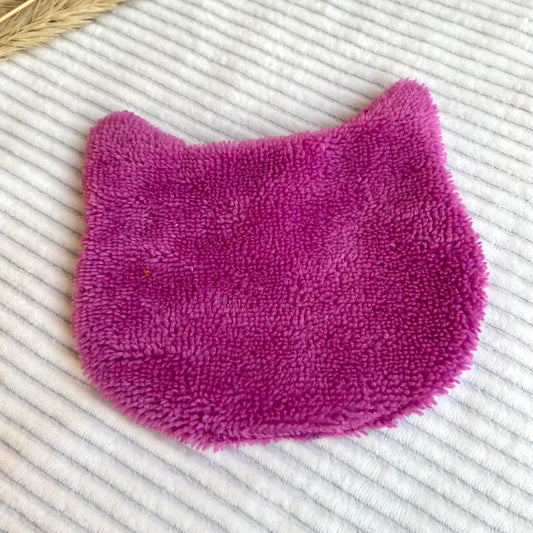 Le Chaton démaquillant dans les pétunias