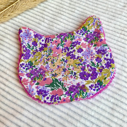 Le Chaton démaquillant dans les pétunias