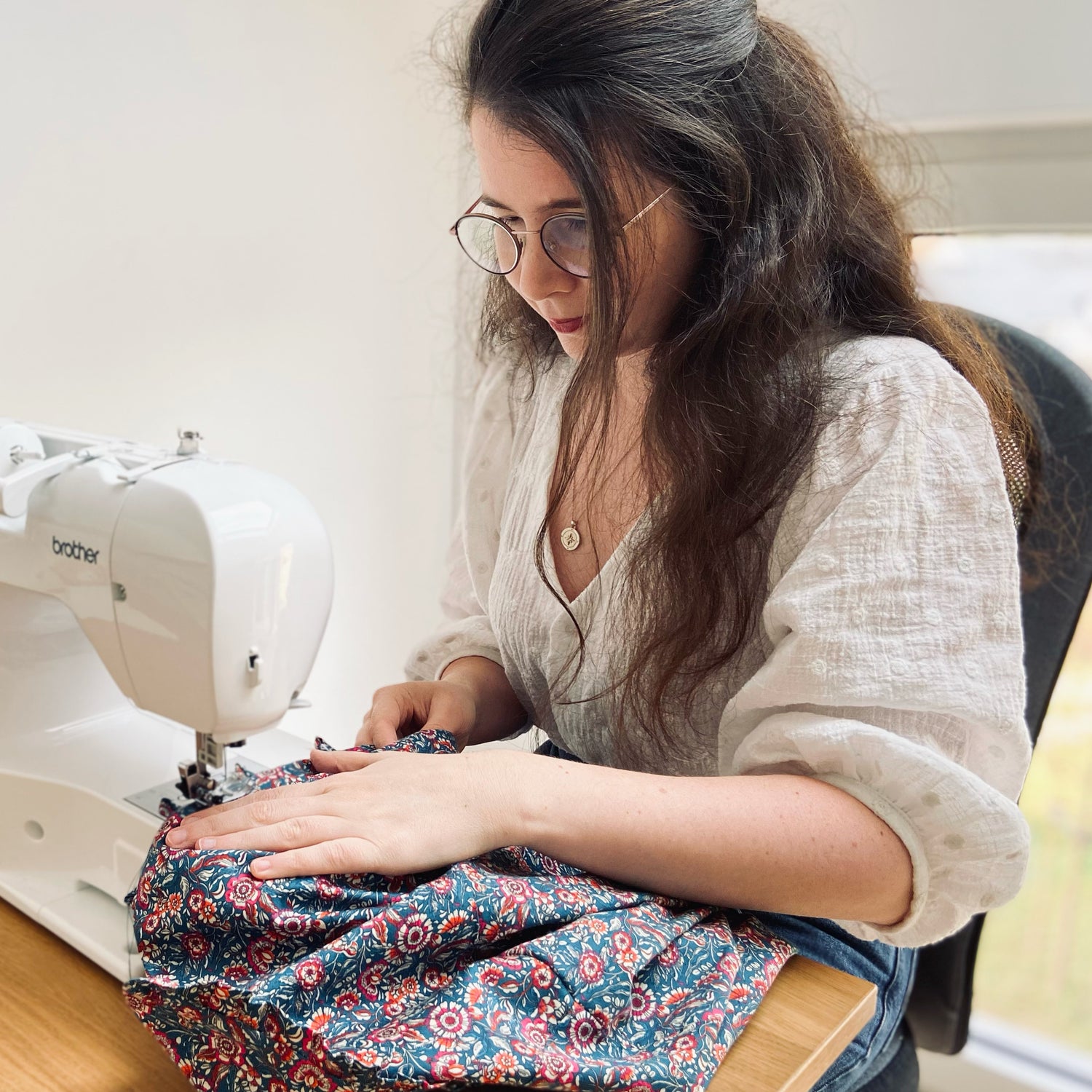 Elza qui coud dans son atelier