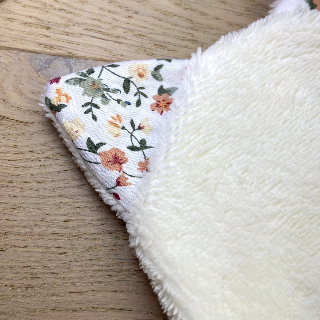 Le gant de toilette marionnette dans les champs