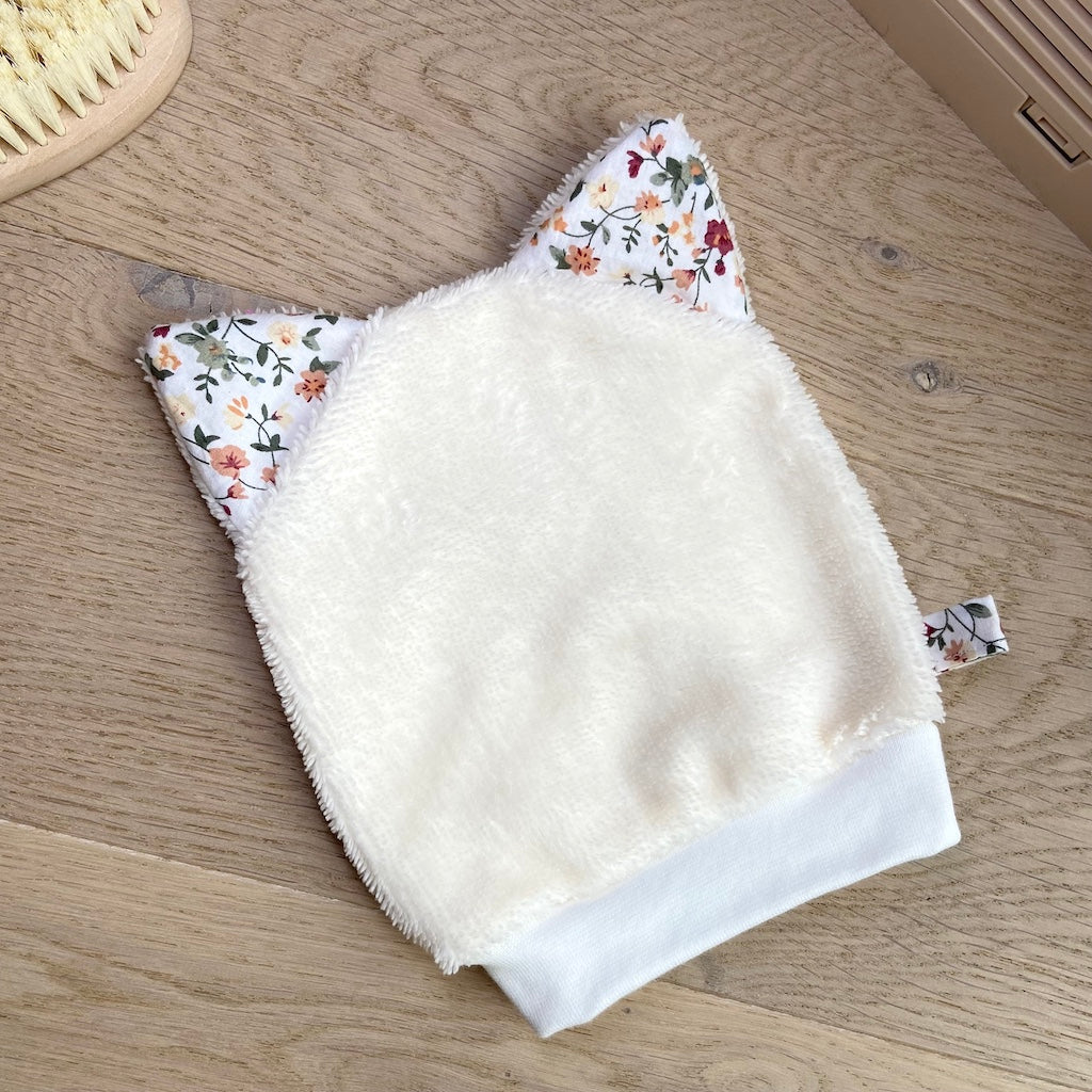 Le gant de toilette marionnette dans les champs