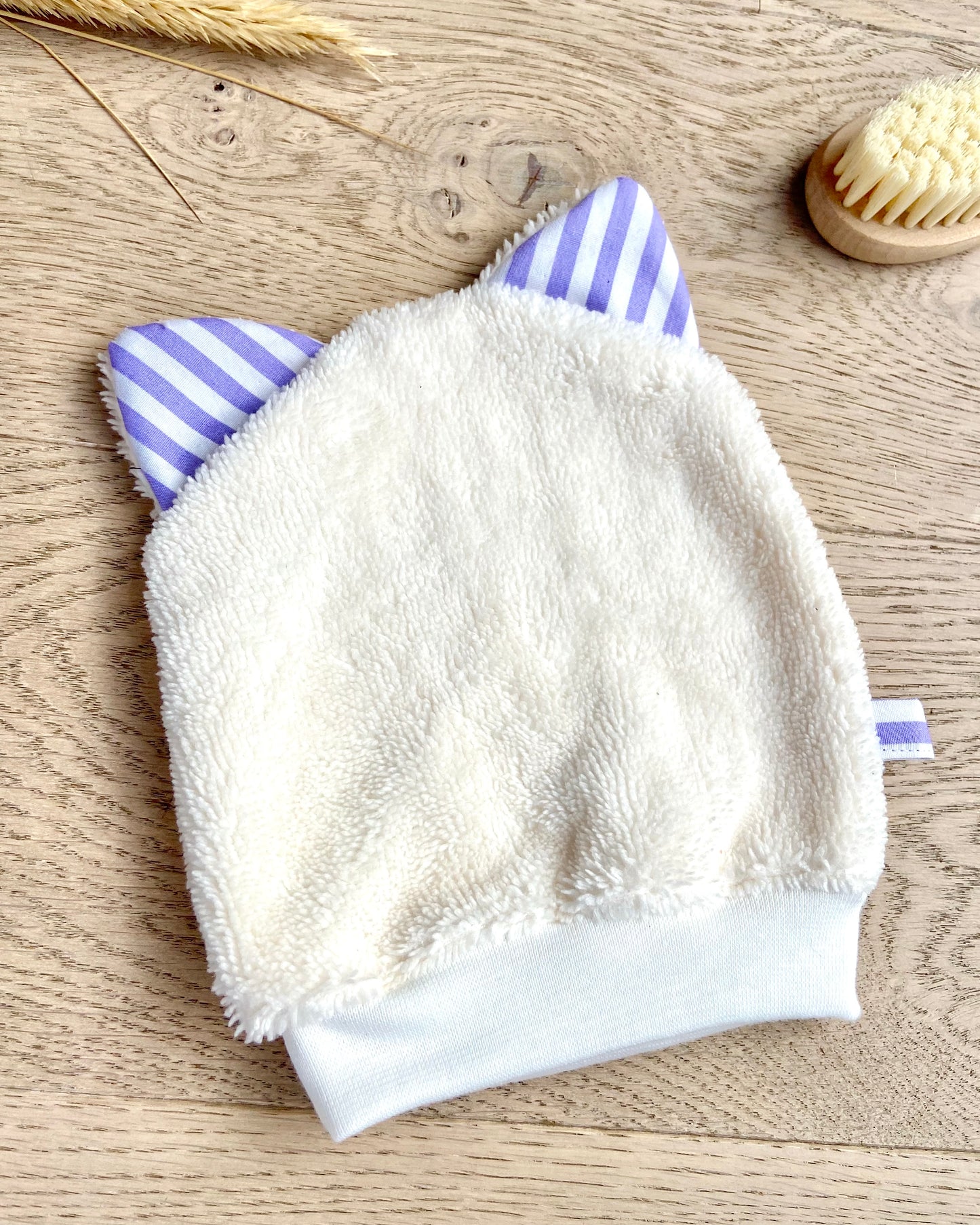 Le gant de toilette marionnette qui prend le soleil