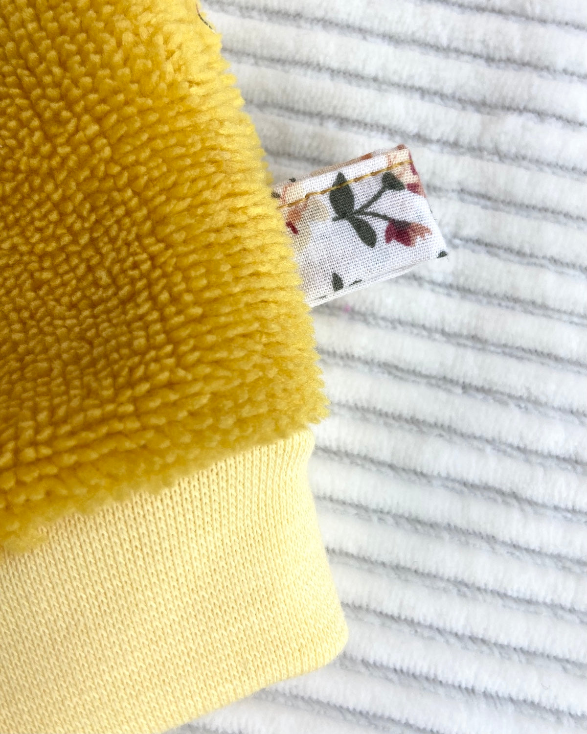 Le gant de toilette marionnette dans les champs