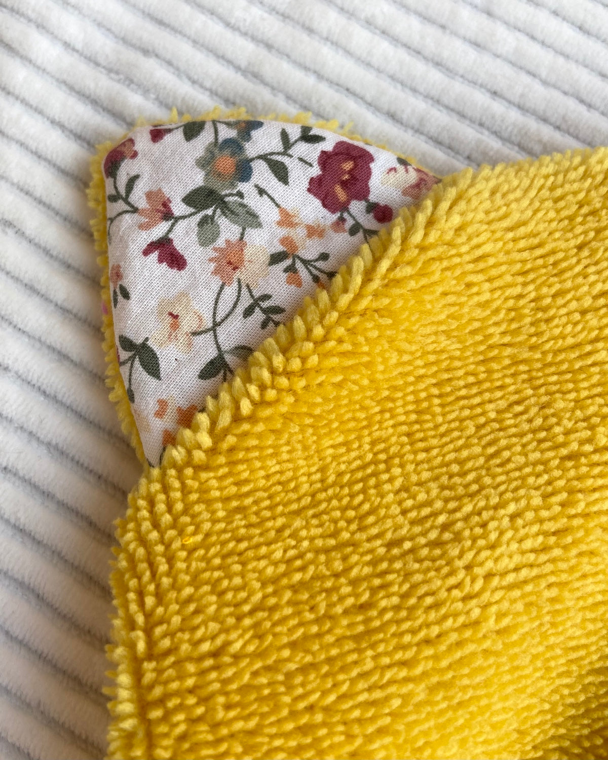 Le gant de toilette marionnette dans les champs