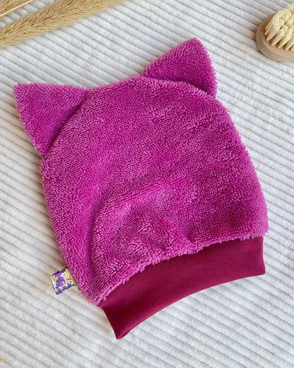 Le gant de toilette marionnette dans les pétunias