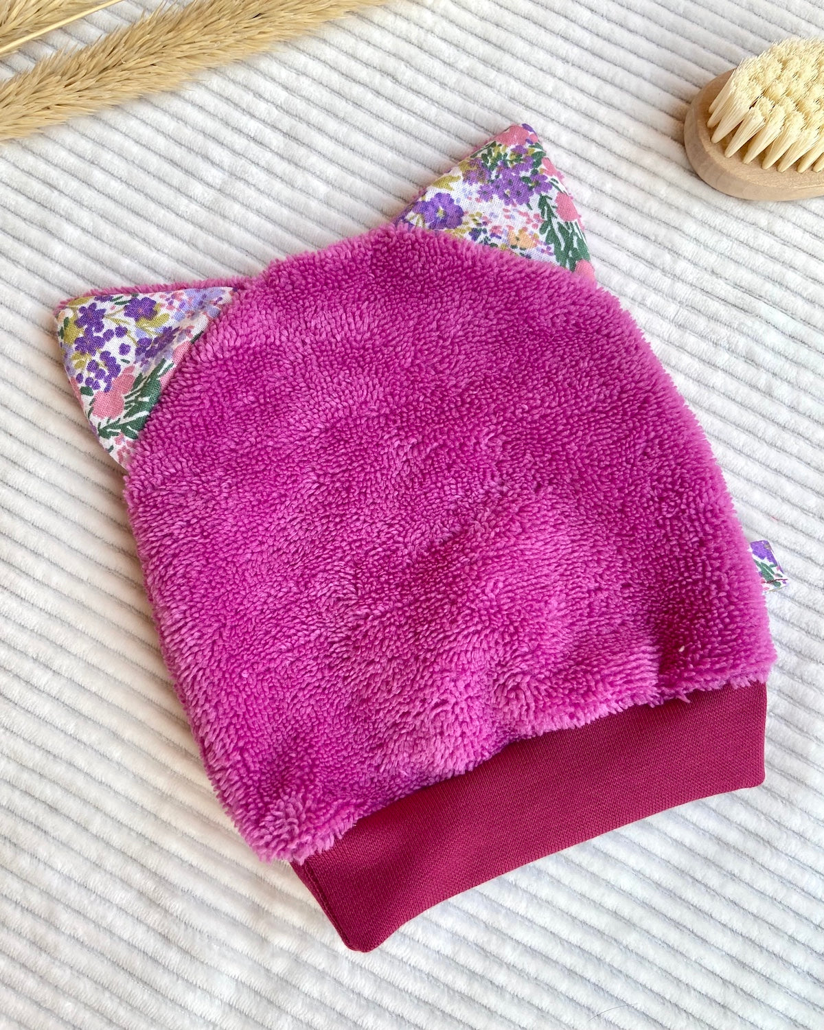 Le gant de toilette marionnette dans les pétunias