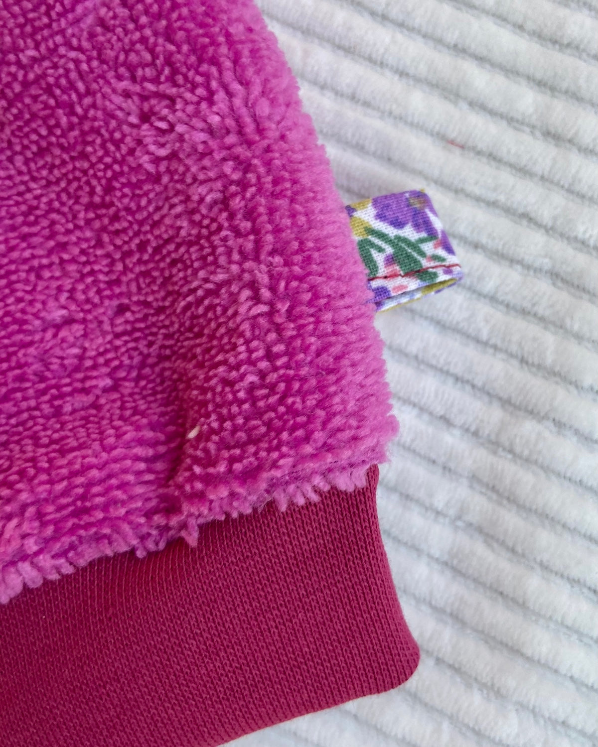 Le gant de toilette marionnette dans les pétunias