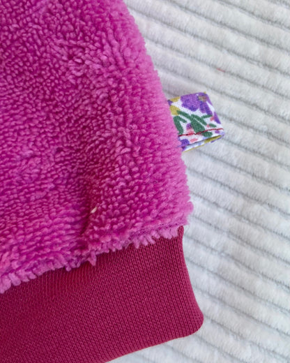 Le gant de toilette marionnette dans les pétunias