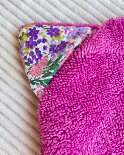 Le gant de toilette marionnette dans les pétunias