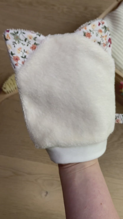 Le gant de toilette marionnette dans les champs