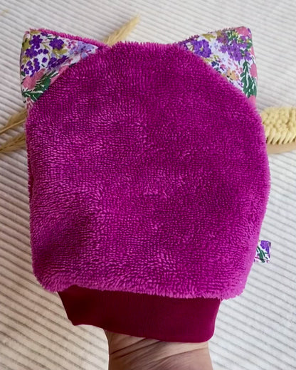 Le gant de toilette marionnette dans les pétunias