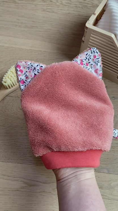 Le gant de toilette marionnette qui aime le rose