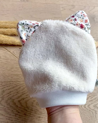 Le gant de toilette marionnette dans les champs